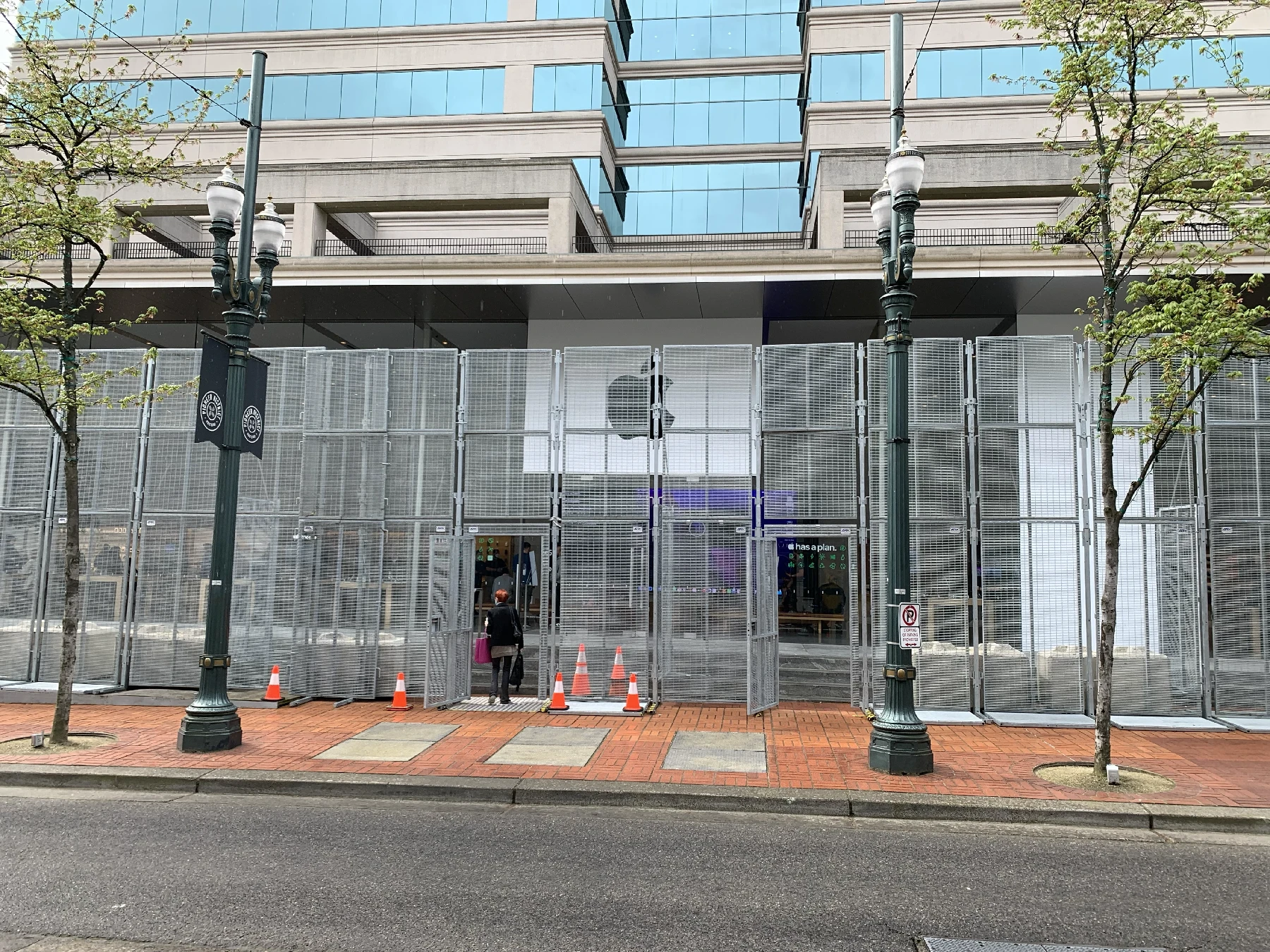 The Apple Store in Portland was protected by an additional outer fence due to the protests around Black Lives Matter