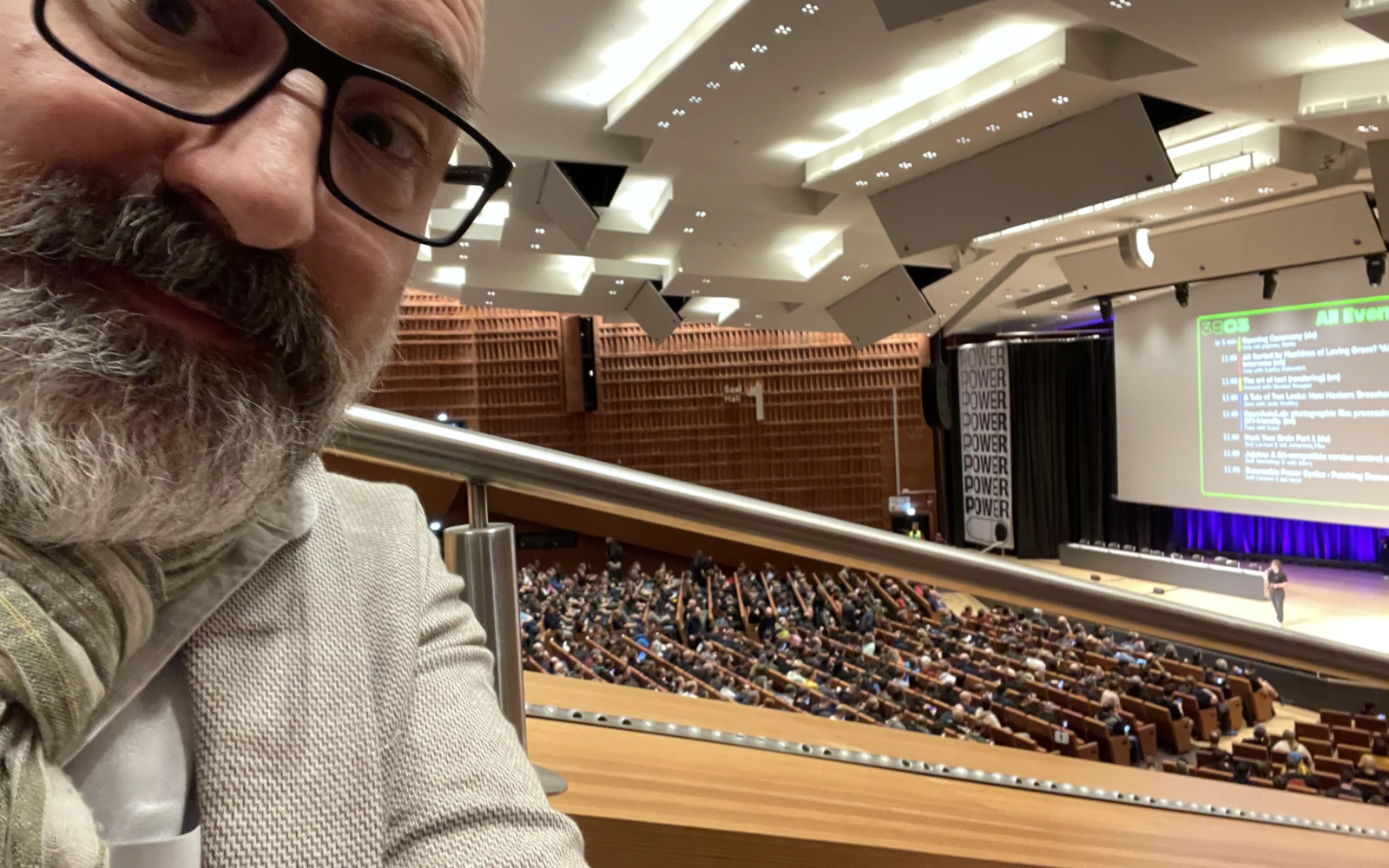 Marin makeing a selfie in the large presentation hall with the audience in the background