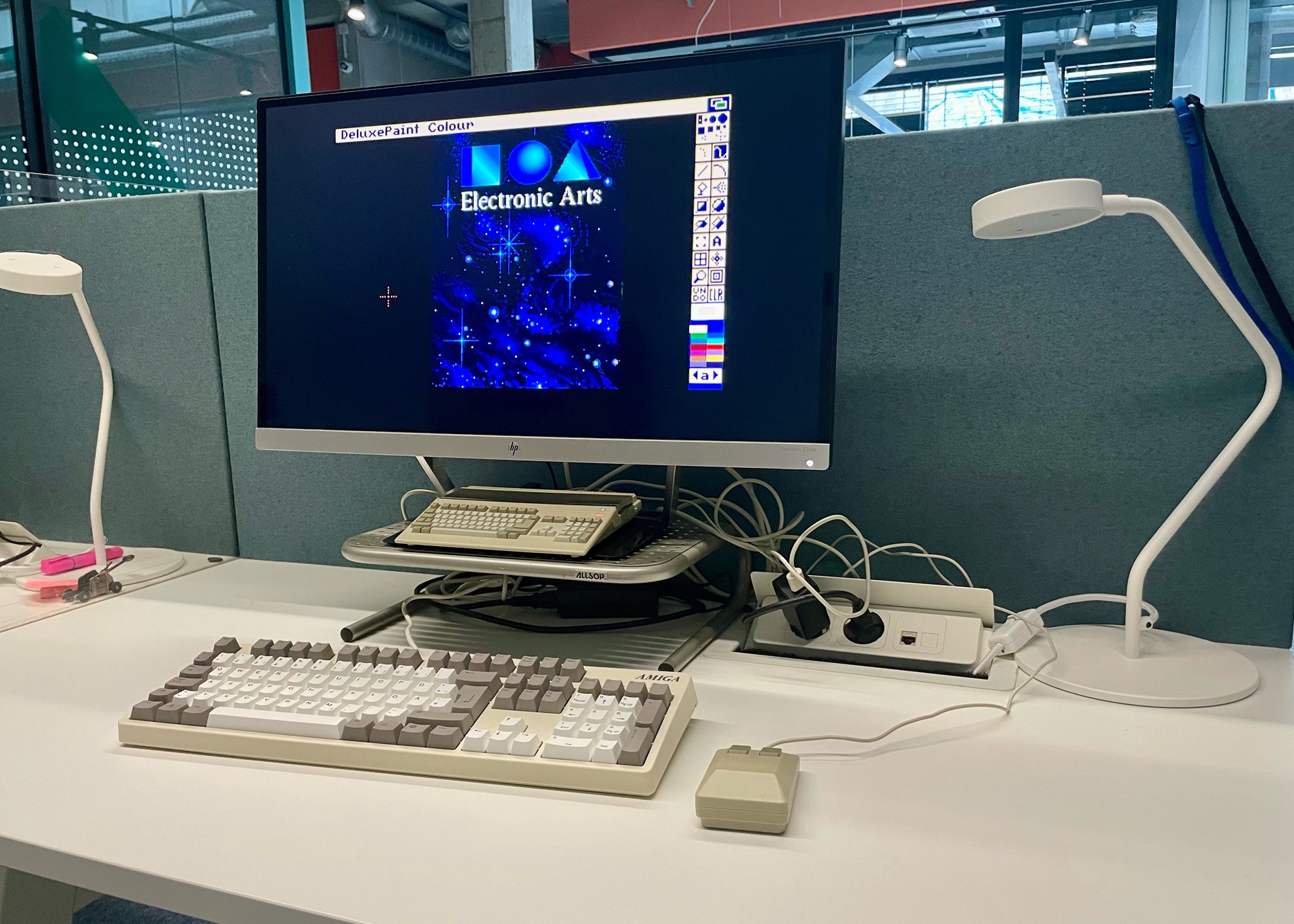 Photo of an A500 mini with an Amiga keyboard by Simulant that resembles the original keyboard of the Amiga 1000
