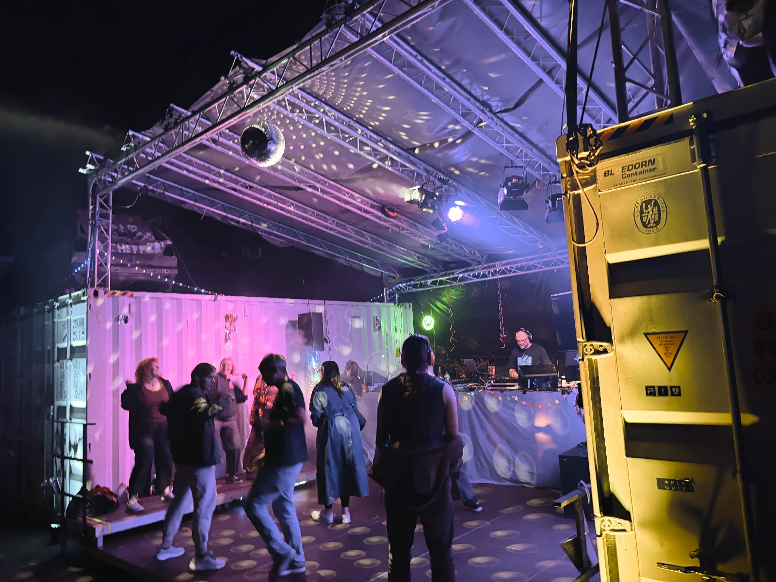 The open-air dancefloor in the courtyard of the AbenteuerhallenKALK at night.