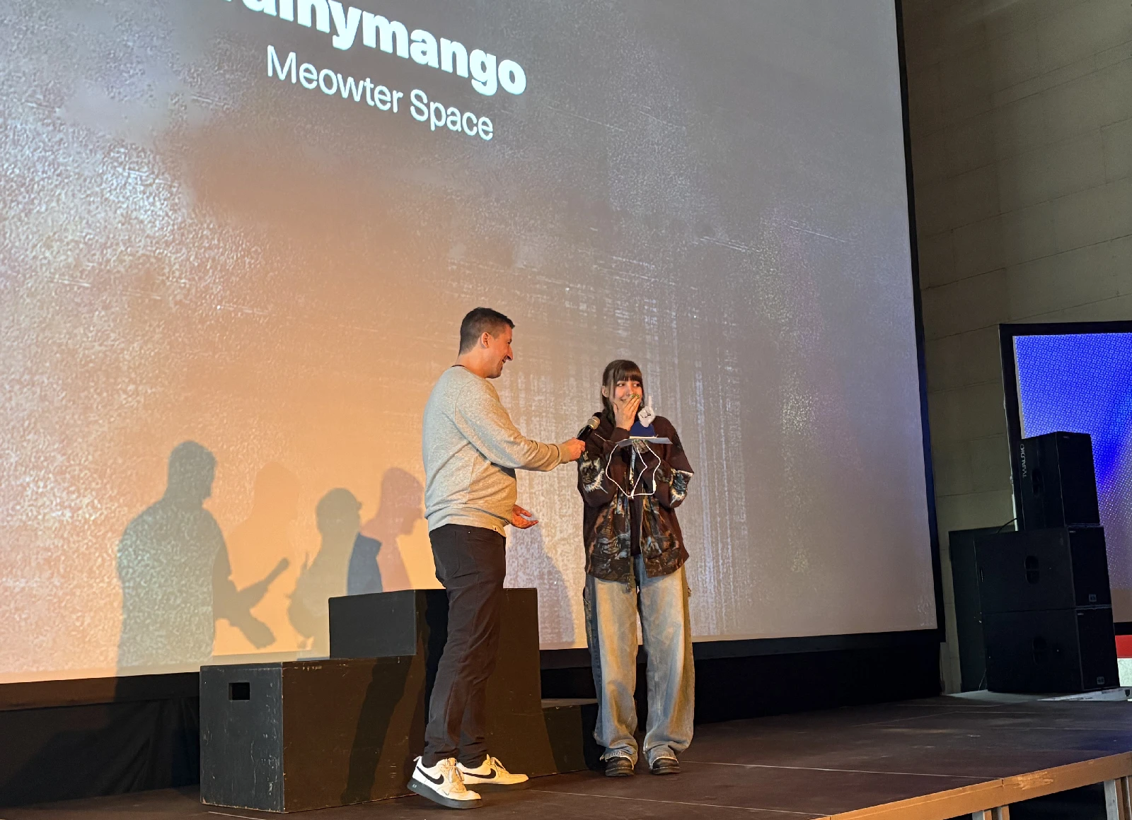 RainyMango receiving the best newcomer award on stage.